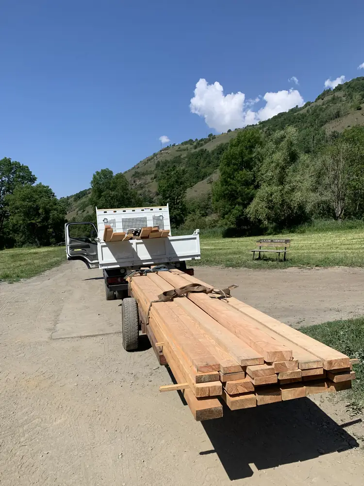 Camion chargé de poutres, montagnes et banc La Plagne Tarentaise