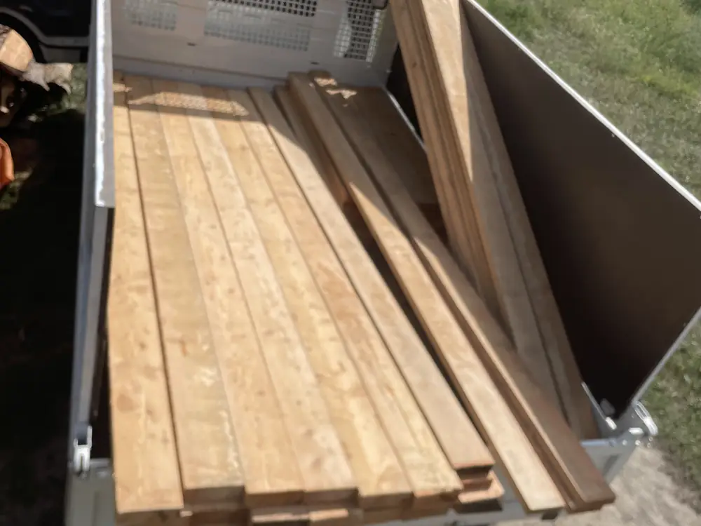Planches fraîchement sciées dans la benne